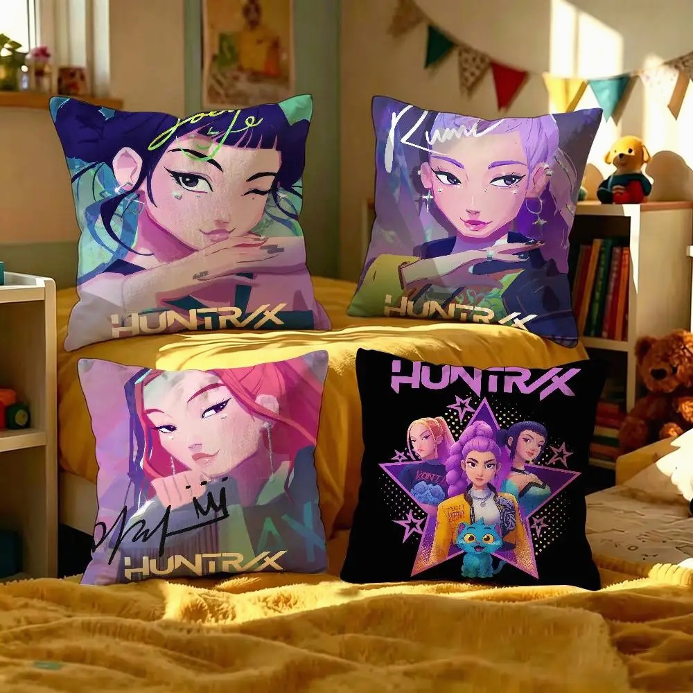 Colección fundas cojín KPop Demon Hunters cuatro diseños en cama
