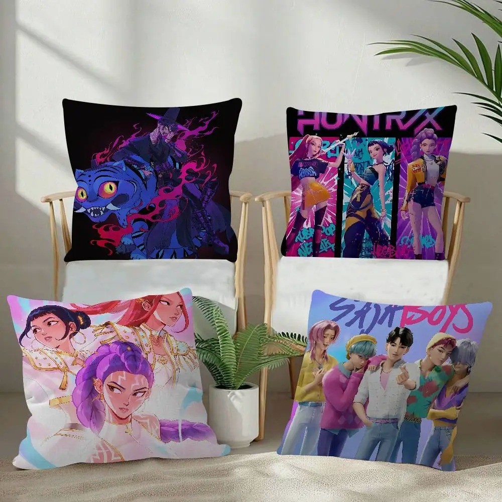 Colección fundas cojín KPop Demon Hunters diseños variados en sillas