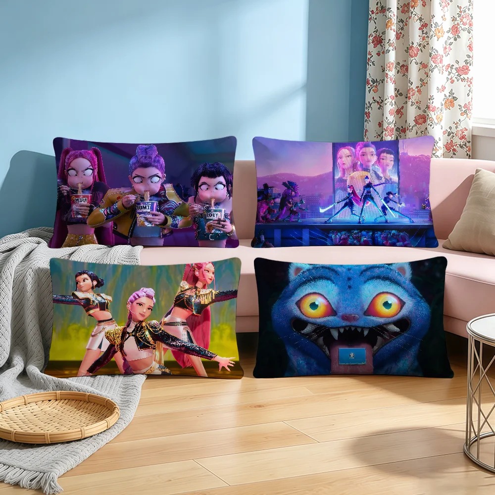 Fundas cojín rectangulares KPop Demon Hunters en sofá