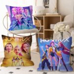 Fundas cojín decorativas KPop Demon Hunters en silla de madera