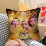 Funda cojín KPop Demon Hunters ambiente acogedor con velas