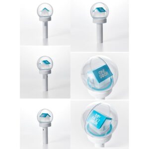 Lightstick con cabezal transparente y casita azul junto a su caja blanca, BOYNEXTDOOR, vista 1