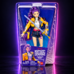 Muñeca Rumi de HUNTR/X con trenza morada y espada en su caja Mattel, KPop Demon Hunters