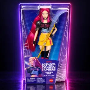 Muñeca Mira de HUNTR/X con pelo rosa en su caja Mattel, KPop Demon Hunters