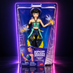 studio-76205 Muñeca Zoey de HUNTR/X con top verde en su caja Mattel, KPop Demon Hunters
