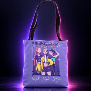 Tote bag lila con el grupo HUNTR/X y las firmas de Rumi, Mira y Zoey