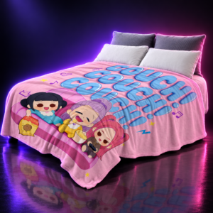 Manta polar rosa con Rumi, Mira y Zoey en estilo chibi sobre una cama, HUNTR/X
