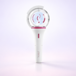 Lightstick blanco con cabezal circular transparente y logo rosa, STAYC