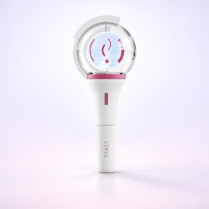 Lightstick blanco con cabezal circular transparente y logo rosa, STAYC