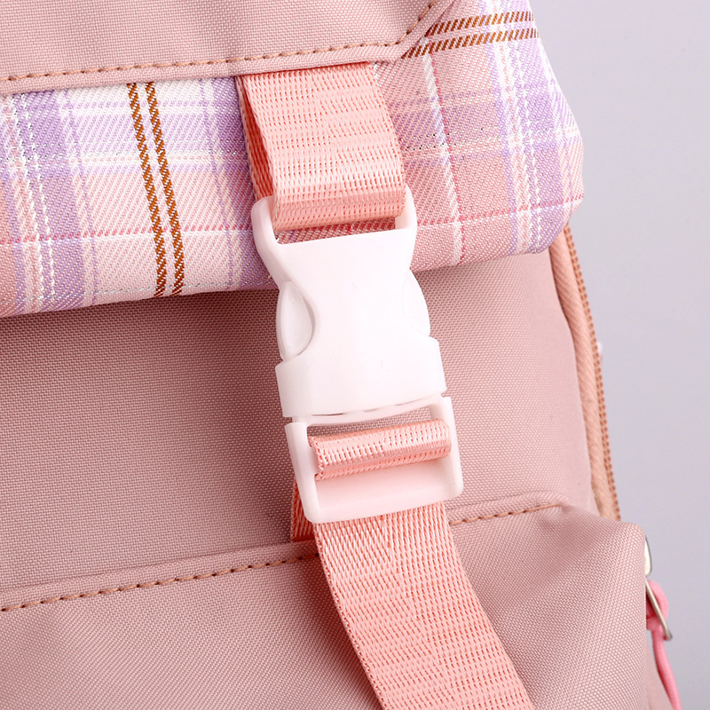 Mochila TWICE - Detalle hebilla y tela escocesa