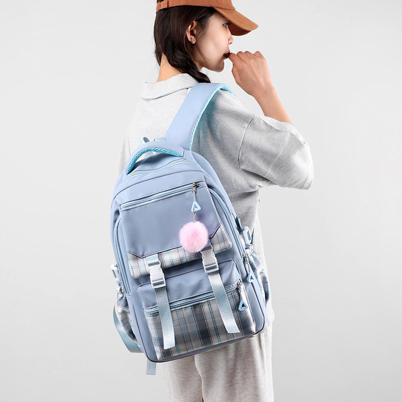 Mochila TWICE Azul - Modelo lifestyle