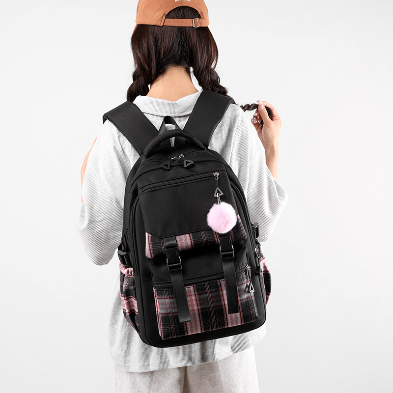 Mochila TWICE Negro - Modelo lifestyle