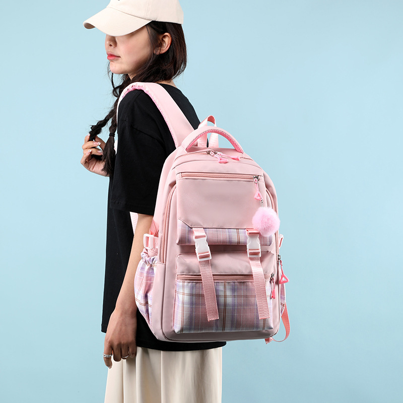 Mochila TWICE Rosa - Modelo lifestyle